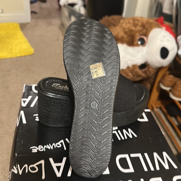 Brand New Fashion wedges size 42 and they are very classy and stylish - Picture 4 of 6